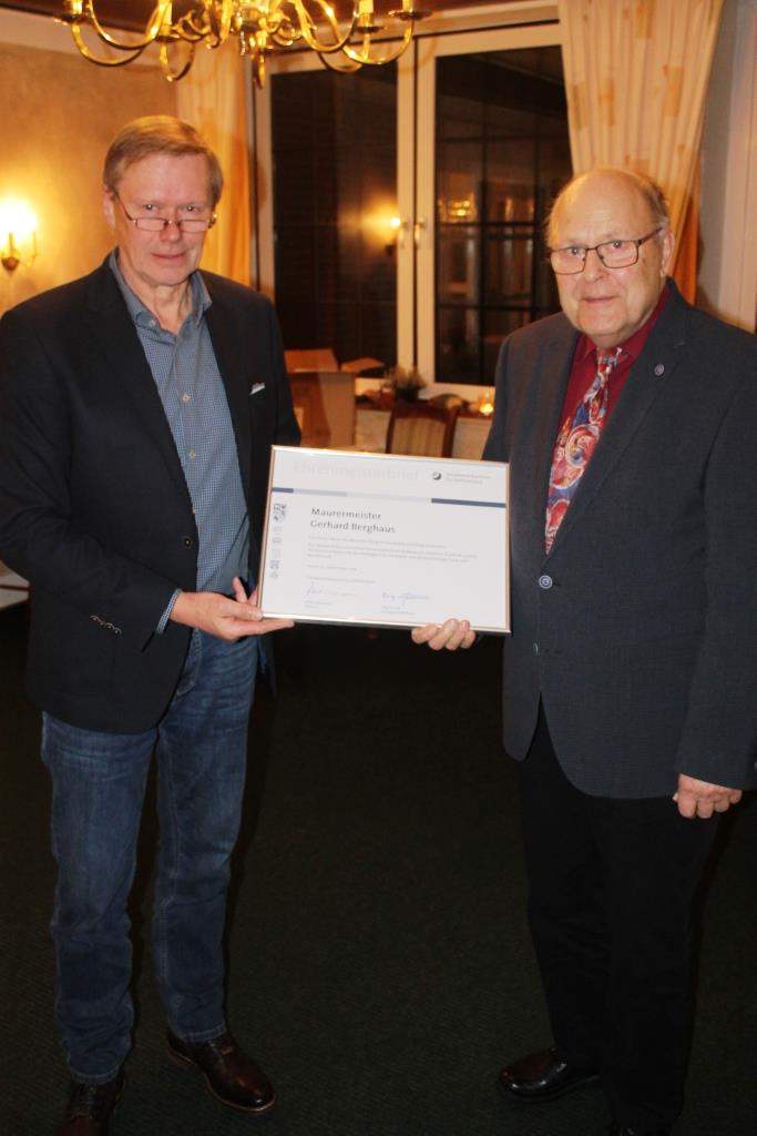 Obermeister Heiko de Vries gratuliert Herrn Gerhard Berghaus zum 50-jährigen Meisterjubiläum.