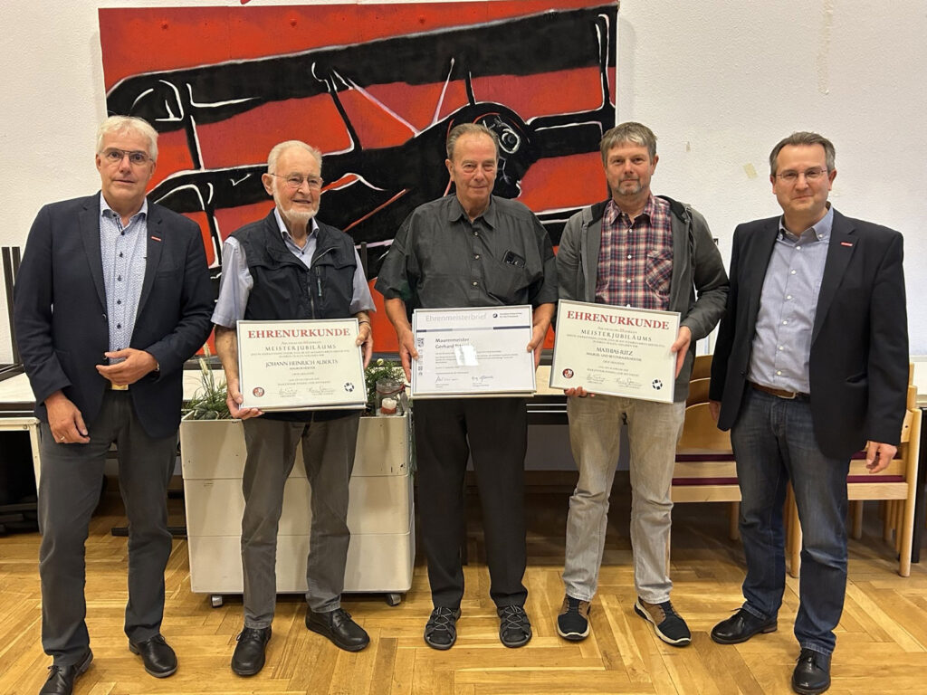 Meisterehrung (v.L.n.R. Obermeister der Innung/Uwe Tellkamp, Johann Heinrich Alberts/Bunde, Gerhard Ritz/Wymeer, Mathias Ritz/Wymeer, Geschäftsführer der Kreishandwerkerschaft LeerWittmund/Thomas Dreesmann)