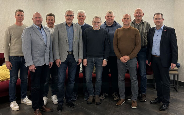 Tellkamp bleibt Obermeister der Bau-Innung Leer-Wittmund; Pott/Bunde (130 J.) und Brinkmann/Filsum (40 J.) geehrt