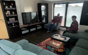 Nach dem Geschmack des mexikanischen Kollegen Hugo Ramirez (rechts) richtete Firmeninhaber Malte Eschen die Wohnung ein.