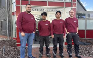 Firmeninhaber Malte Eschen (links) und Ausbildungsleiter Lukas Schlünder (rechts) sind sehr zufrieden mit ihren neun Mitarbeitern Israel Morales und Hugo Ramirez