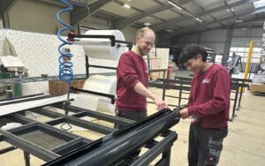 Ausbildungsleiter Lukas Schlünder gibt seinem neuen mexikanischen Kollegen Hugo Ramirez wichtige Tipps.