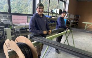 Im ostfriesischen Westoverledingen bei der Wintergartenzentrum Meyer Elementebau GmbH arbeiten die beiden mexikanischen Mechatroniker Edgar Lopez Duran und Ricardo Timinez.