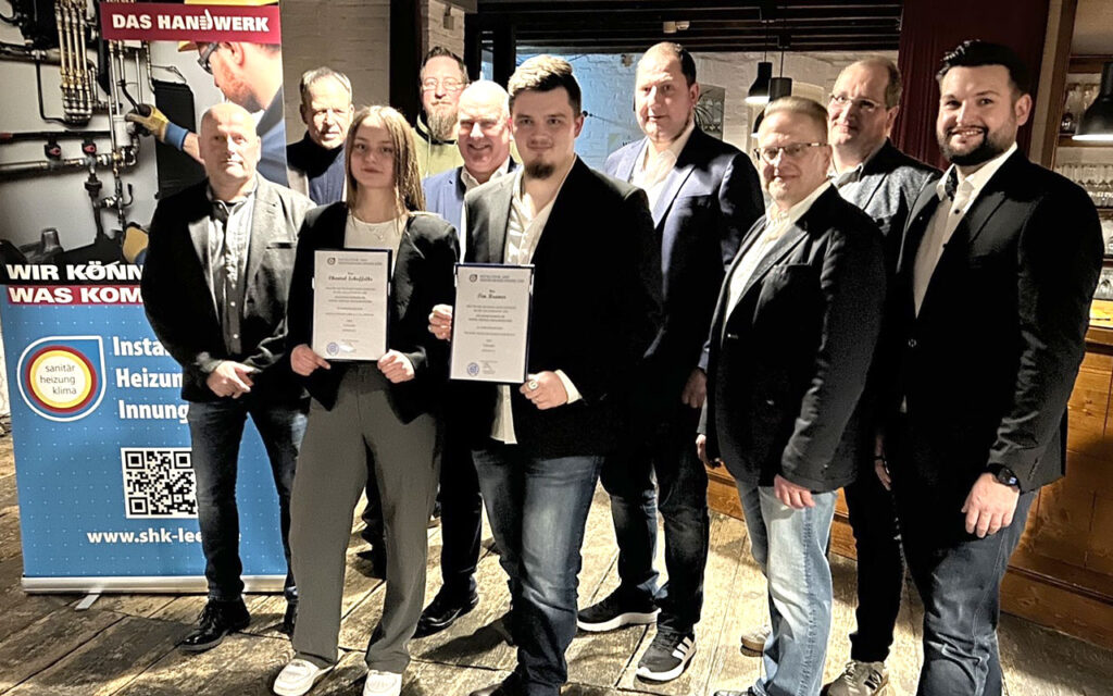 Eine Auszeichnung für besonders gute Leistungen erhielten: Tim Kramer, Rhauderfehn (Rülander Heizungsbau GmbH, Rhauderfehn) und Chantal Schoffelke, Weener (Middent Manssen GmbH & Co. KG, Brinkum)