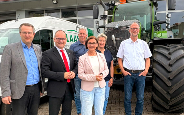 Sommerreise von Wirtschaftsminister Tonne: Hochkarätiger Austausch bei Claassen Landtechnik in Funnix