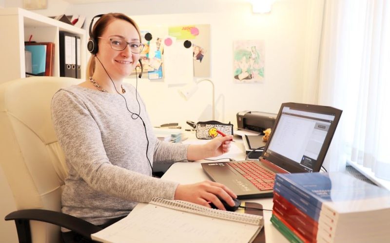 Vorteil des Online-Studiums: Unterricht am eigenen Schreibtisch verfolgen – Denise Utermöhlen zeigt, wie es geht. - Foto: HWK/W. Feldmann