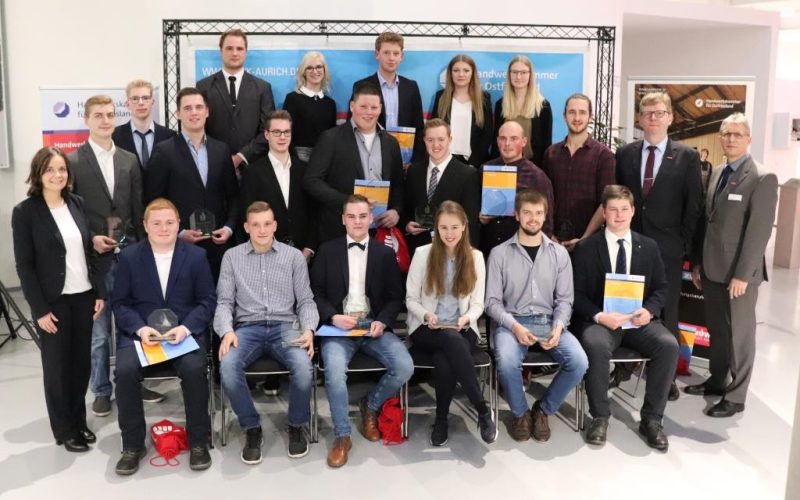139_HWK_Kammersieger2019_Gruppe1_komp Großes Lob für ihre Leistungen erhielten die Kammersieger 2019. Es gratulieren von der Handwerkskammer für Ostfriesland Hauptgeschäftsführer Jörg Frerichs, Präsident Albert Lienemann (v.r.) und Janina Golz (l.), Vorstandsassistentin der Raiffeisen-Volksbank eG.  (Foto: HWK)