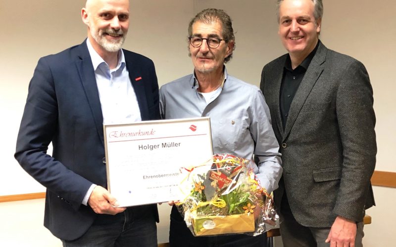 Vlnr: Thorsten Tooren (Geschäftsführer Kreishandwerkerschaft LeerWittmund), Holger Müller (Ehrenobermeister der Friseur-Innung LeerWittmund), Heiner Heijen (Obermeister der Friseur-Innung LeerWittmund)