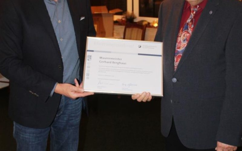Obermeister Heiko de Vries gratuliert Herrn Gerhard Berghaus zum 50-jährigen Meisterjubiläum.