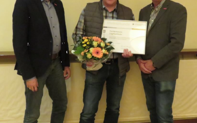 BU: Geschäftsführer Thorsten Tooren, Tischlermeister Siegfried Brake und Obermeister Wilhelm Eden