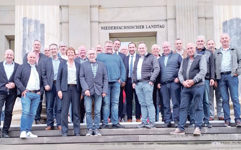 handwerker-diskutieren-mit-olaf-lies